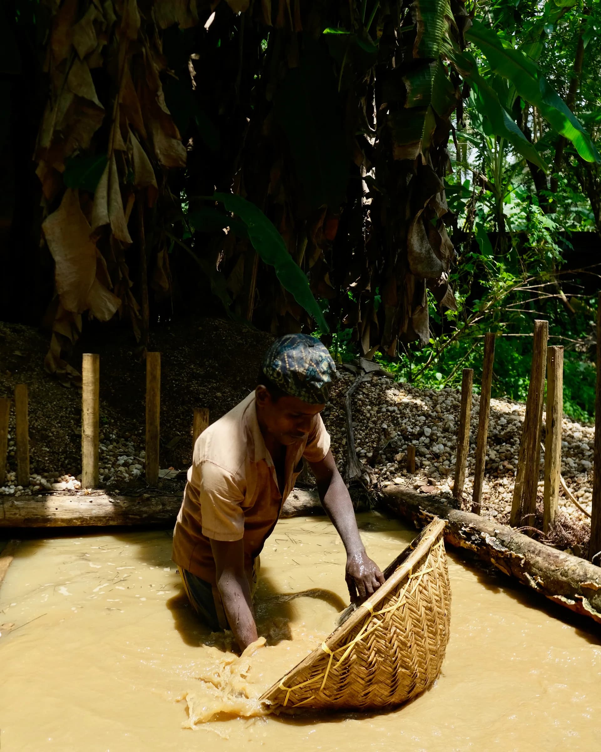 Lavage du gravier à la batée dans un cours d'eau, zone alluviale