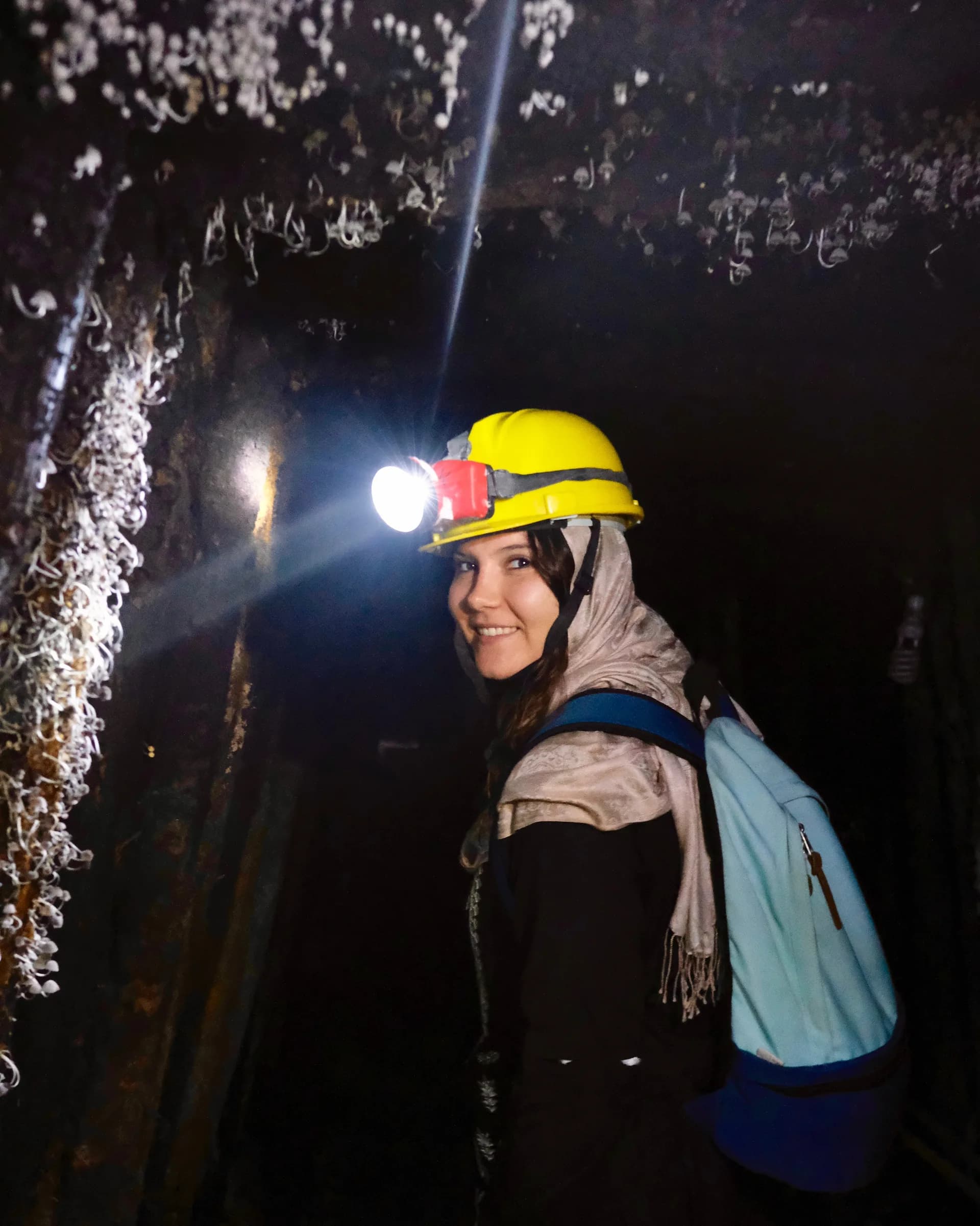 Descente en galerie, casque et lampe frontale